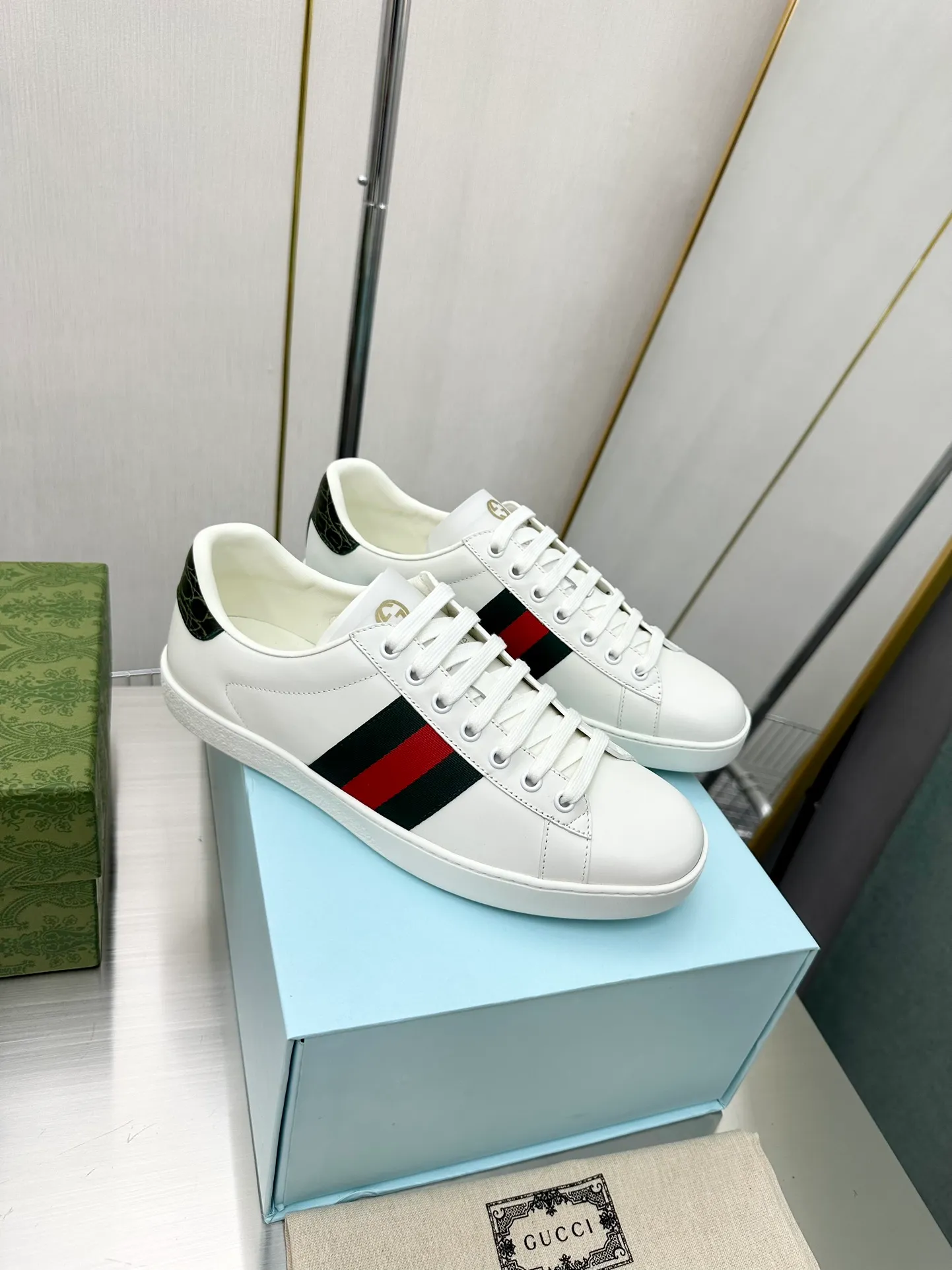 👟👟Ex-factory price 540👟👟 Men's size +10 Top version: Gucci G family classic Ace series Embroidery Little Bee White Shoes Couple Style Ribbon Love Casual Sports Shoes Sneakers Original Purchase Development Production This brand's classic low-top sports shoes interweave golden embroidered bees with red and green webbing. The bee is a classic element of the brand. It appeared in the Gucci ready-to-wear series in the 1970s. Exquisite packaging at the delivery counter🛍📦 ▪️Fabrics: Original custom imported first-layer cowhide ▪️Foots: Original custom cowhide lining ▪️Sole: Original open-molded rubber non-slip material ▪️Sole thickness: 2.5CM ▪️Size: Women's 34-41 (customized 34/41) ▪️Size: Men's 38-46 (38/46 customized)